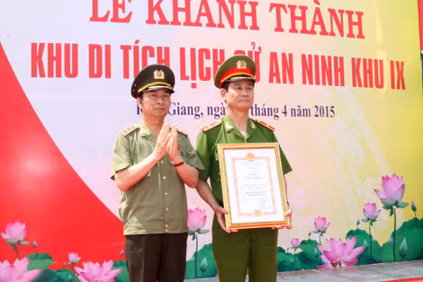 Thứ trưởng Thường trực Bộ Công an Đặng Văn Hiếu trao bằng công nhận công trình chào mừng 70 năm Ngày truyền thống CAND Việt Nam cho lãnh đạo Tổng cục VIII.