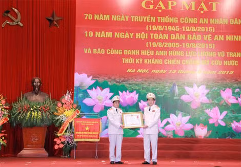 Bộ trưởng Trần Đại Quang trao Huân chương Quân công hạng Nhì cho Thiếu tướng Nguyễn Đức Chung, Giám đốc Công an TP Hà Nội. Bộ trưởng Trần Đại Quang trao Huân chương Quân công hạng Nhì cho Thiếu tướng Nguyễn Đức Chung, Giám đốc Công an TP Hà Nội.