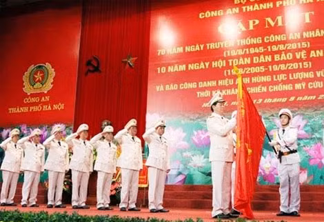 Bộ trưởng Bộ Công an Trần Đại Quang gắn huy hiệu Anh hùng lực lượng vũ trang nhân dân lên Cờ truyền thống của Công an TP Hà Nội. Bộ trưởng Bộ Công an Trần Đại Quang gắn huy hiệu Anh hùng lực lượng vũ trang nhân dân lên Cờ truyền thống của Công an TP Hà Nội.