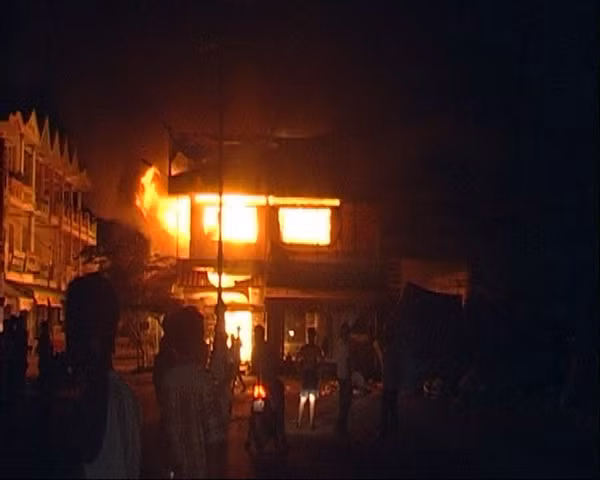 Ngọn lửa cháy dữ dội bao trùm chợ bách hóa Tam Nông.