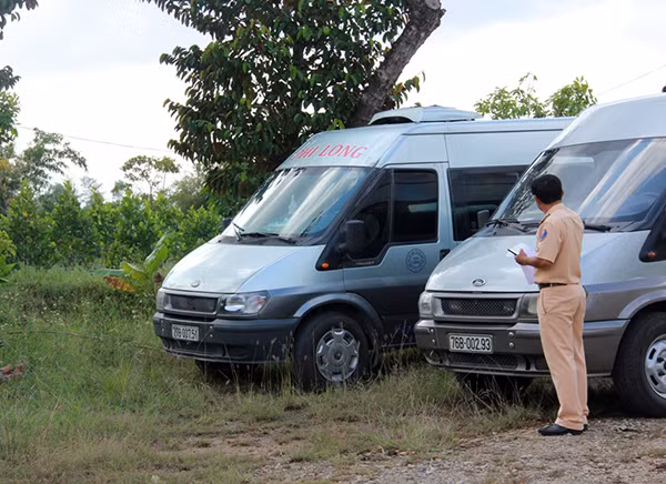 CSGT Công an tỉnh Quảng Nam tạm giữ hai xe khách có tài xế điều khiển sử dụng bằng giả để điều khiển phương tiện. CSGT Công an tỉnh Quảng Nam tạm giữ hai xe khách có tài xế điều khiển sử dụng bằng giả để điều khiển phương tiện.