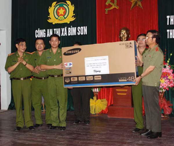 Thượng tướng Đặng Văn Hiếu tặng quà cho CBCS Công an thị xã Bỉm Sơn.