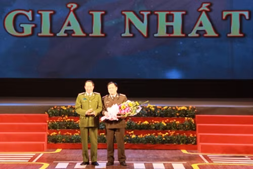 Thứ trưởng Lê Quý Vương trao giải Nhất cho tác giả đoạt giải cuộc thi “Tìm hiểu 70 năm truyền thống xây dựng chiến đấu và trưởng thành của lực lượng CSGT”.