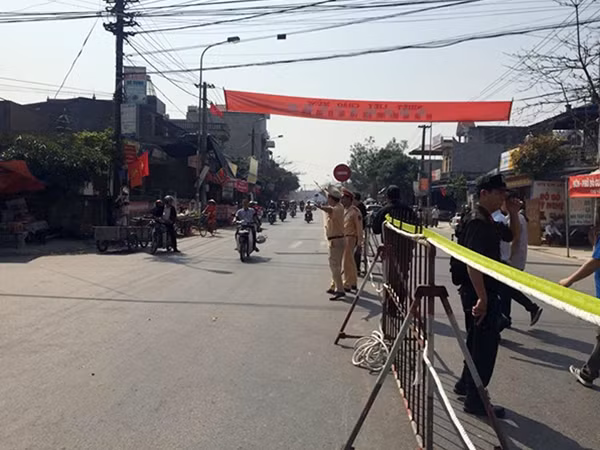 Công an huyện Nam Trực giữ vững an ninh trật tự, an toàn giao thông cho du khách về tham dự Hội chợ Viềng đầu Xuân Bính Thân 2016.