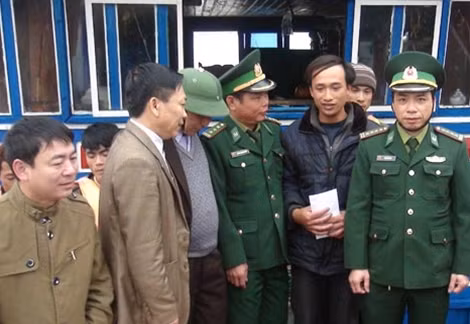 BĐBP Nghệ An tặng quà cho các thuyền viên.