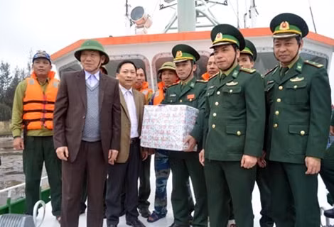 Văn phòng Ban chỉ huy phòng chống lụt bão tỉnh, Bộ chỉ huy BĐBP tỉnh tặng quà động viên CBCS tàu cứu nạn vừa hoàn thành nhiệm vụ về đất liền.