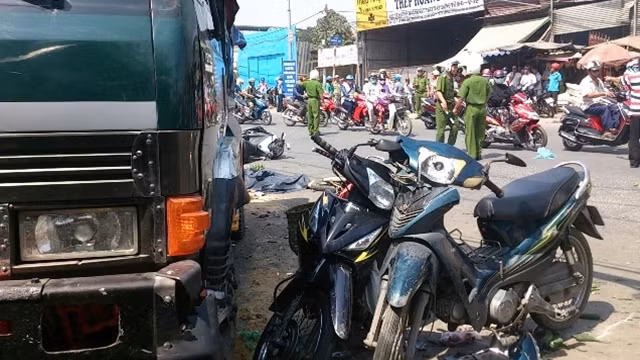Có ít nhất chín xe gắn máy bị hư hỏng.