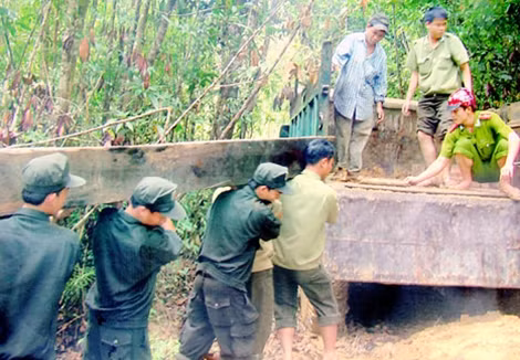 Công an tỉnh Quảng Nam thu giữ gỗ lậu của “lâm tặc” trong dịp Tết.