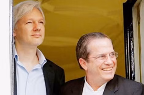 Ngoại trưởng Ricardo Patino (phải) và ông Julian Assange xuất hiện bên cửa sổ Đại sứ quán Ecuador ở London.