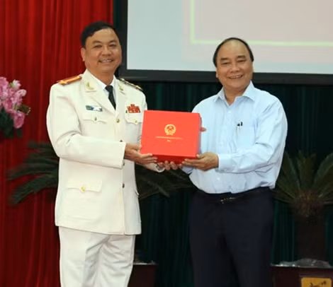 Đồng chí Nguyễn Xuân Phúc, Ủy viên Bộ Chính trị, Phó Thủ tướng Chính phủ tặng quà Công an TP.Cần Thơ.