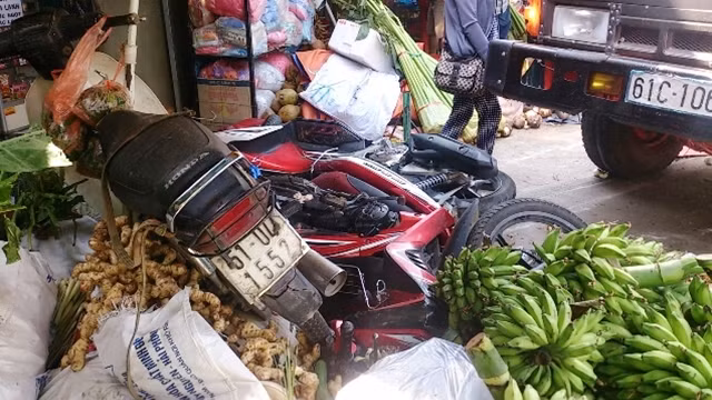 Nhiều xe gắn máy của nạn nhân bị xe ben dồn vào một góc của chi nhánh bưu điện.