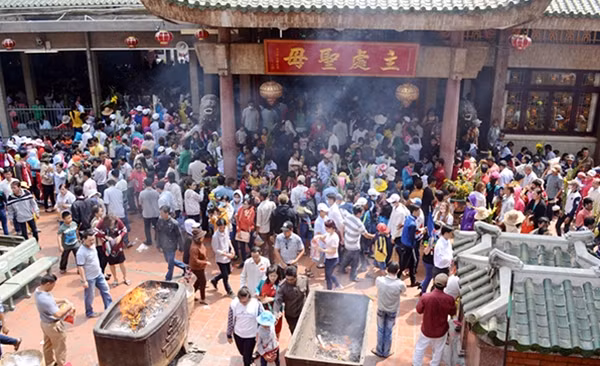 Chỉ trong ngày mùng 1 Tết đã có khoảng 28.000 lượt khách đến tham quam, lễ chùa tại Khu du lịch núi Cấm (An Giang).