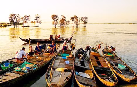 Thuyền ghe tấp nập trên sông Vàm Cỏ.