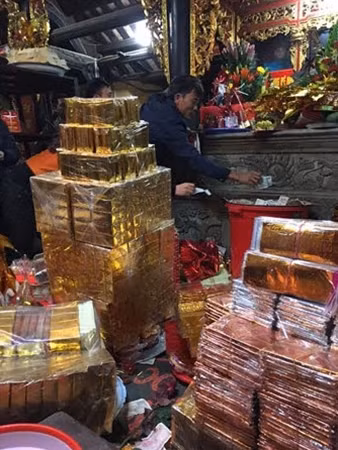 Vàng mã tràn ngập ở Đền Bà Chúa Kho.