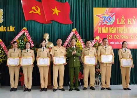 Các tập thể và cá nhân trong lực lượng CSGT của tỉnh Đắk Lắk có thành tích xuất sắc được tặng bằng khen.