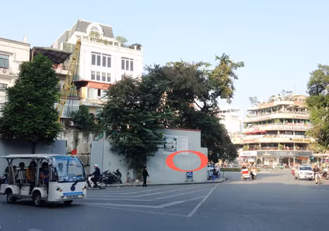 Xây dựng công trình ở vị trí ven Hồ Gươm cần được cân nhắc thận trọng (nơi khoanh tròn).