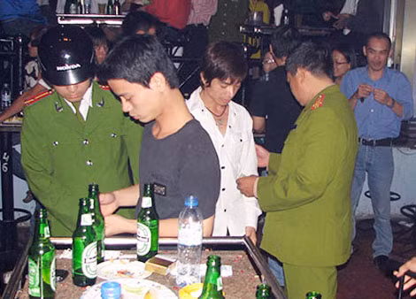 Công an TP Hải Phòng kiểm tra một sàn nhảy trên địa bàn.