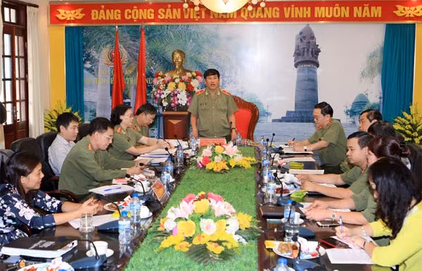 Thiếu tướng, GS.TS Trương Giang Long đang trao đổi về những nhiệm vụ trọng tâm của nhà trường trong thời gian tới.