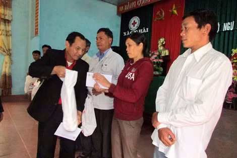 Ông Nguyễn Hà - Phó Chủ tịch Hội Chữ thập đỏ tỉnh Quảng Trị trao quà cho bà con ngư dân nghèo ở huyện Gio Linh.