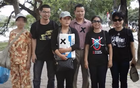 Vợ chồng Lê Thị Phương Anh đứng giữa (dấu x) cùng một số "nhà dân chủ" gặp gỡ bà con khiếu kiện đất đai để biến họ thành "dân oan". Vợ chồng Lê Thị Phương Anh đứng giữa (dấu x) cùng một số "nhà dân chủ" gặp gỡ bà con khiếu kiện đất đai để biến họ thành "dân oan".