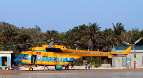 Trực thăng cứu hộ về đảo Phú Quý tiếp nhiên liệu.