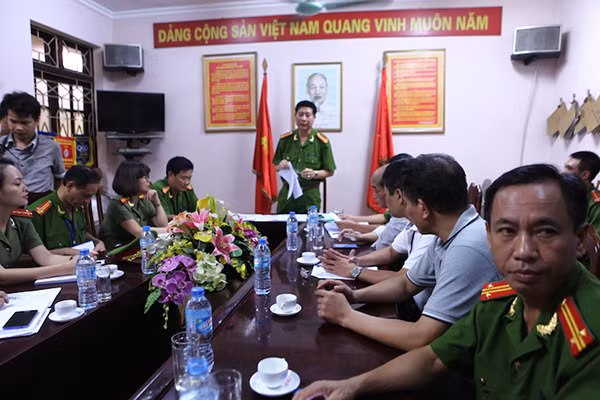 Lãnh đạo CA phường nhắc nhở các chiến sỹ trước khi làm nhiệm vụ bằng phương tiện hoàn toàn mới này