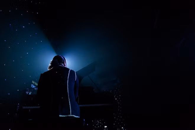 Kasim Hoàng Vũ đệm đàn piano, song ca cùng ca sỹ Đình Nguyên.