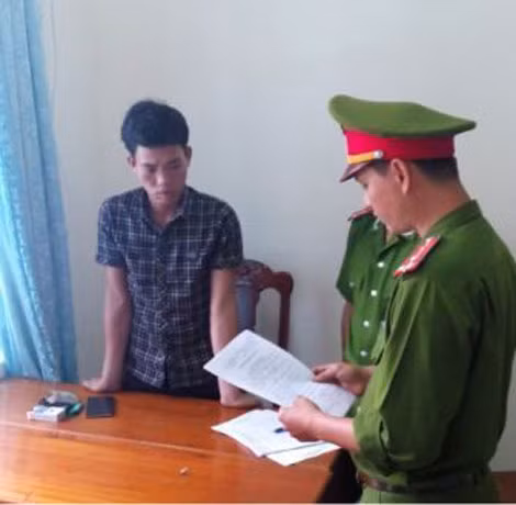 Công an tỉnh Kon Tum tống đạt quyết định khởi tố bị can và thực hiện lệnh bắt tạm giam đối với Bùi Văn Đồng.