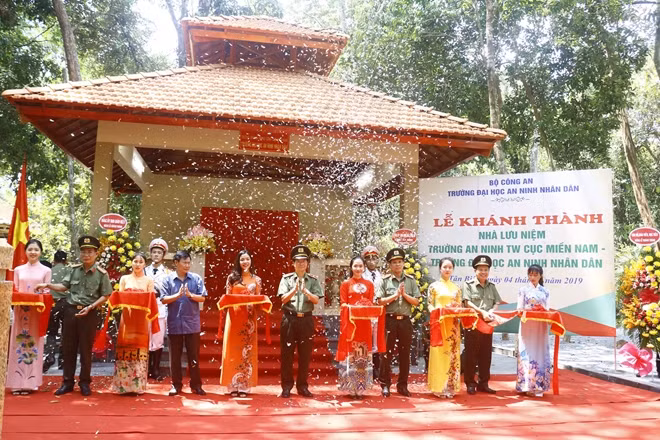 Các đại biểu tham dự lễ cắt băng khánh thành tại buổi lễ.