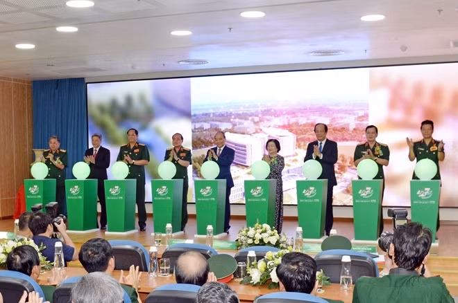 Các đại biểu tham dự nghi lễ khánh thành Viện Chấn thương chỉnh hình -Bệnh viện 175.
