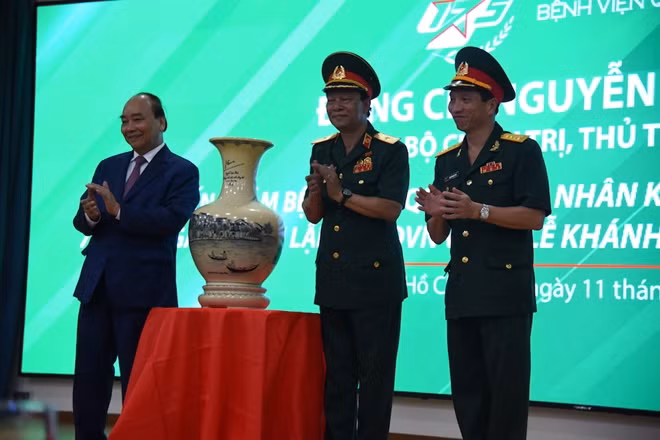 Đại diện Ban lãnh đạo Bệnh viện 175 lên nhận quà lưu niệm của Thủ tướng trao tặng.