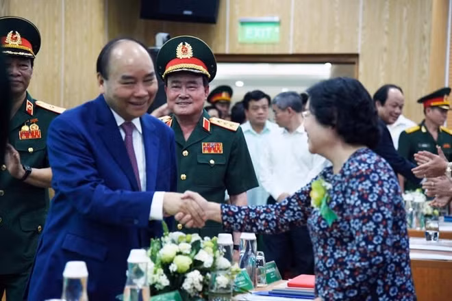 Thủ tướng Nguyễn Xuân Phúc với các đại biểu dự buổi lễ.