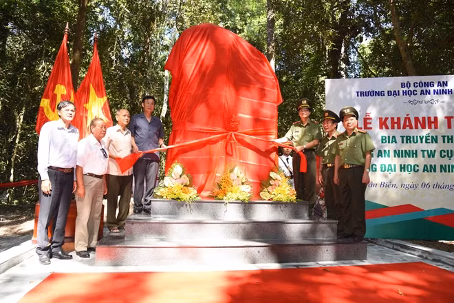 Các đại biểu thực hiện nghi thức khánh thành Bia truyền thống