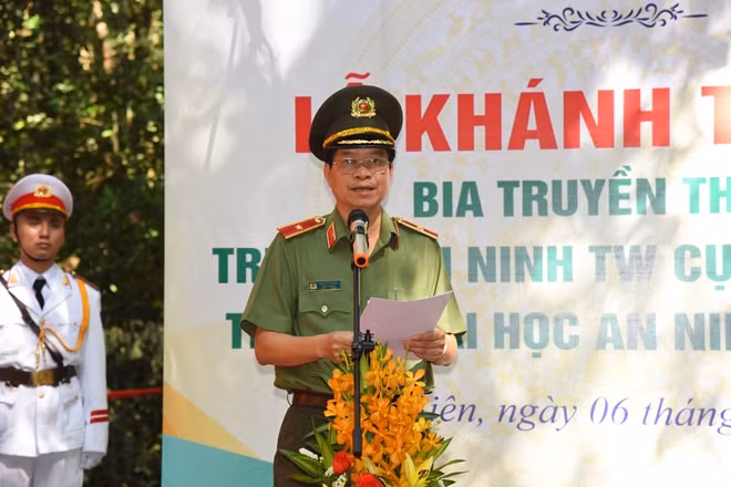 Thiếu tướng Đặng Văn Đoài - Hiệu trưởng Nhà trường đọc diễn văn khánh thành Bia truyền thống.