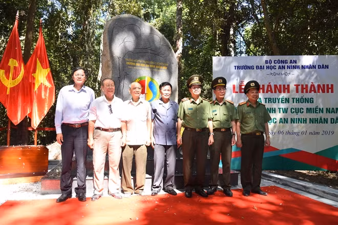 Ban Giám hiệu nhà trường chụp hình luu niệm với các đại biểu nguyên là lãnh đạo nhà trường qua các thời kì.