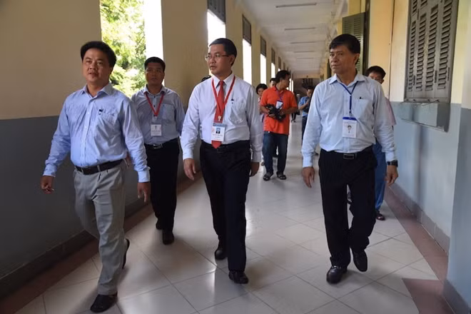 Thứ trưởng Bộ GD-ĐT Nguyễn Văn Phúc và Ban chỉ đạo kì thi THPT Quốc gia kiểm tra lần cuối khu vực chấm thi tại TP Hồ Chí Minh.