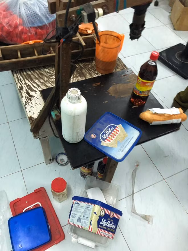 Các dụng cụ thiết bị chế biến ra nước mắm pha nước lã được phát hiện tại cơ sở