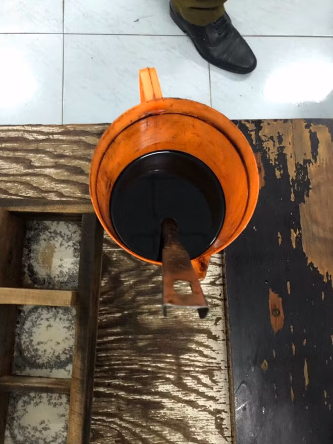 Thành phẩm nước mắm Cá cơm Phúc Khang khi đổ ra khỏi chai bao bì.