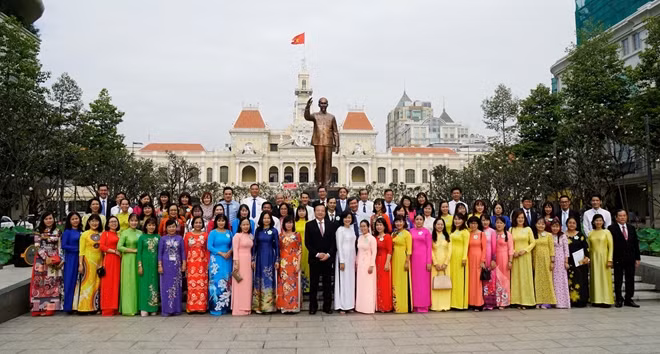 Sáng 24-11, các nhà giáo, cán bộ quản lý đạt giải thưởng Võ Trường Toản đã làm lễ dâng hương trước tượng đài Chủ tịch Hồ Chí Minh.