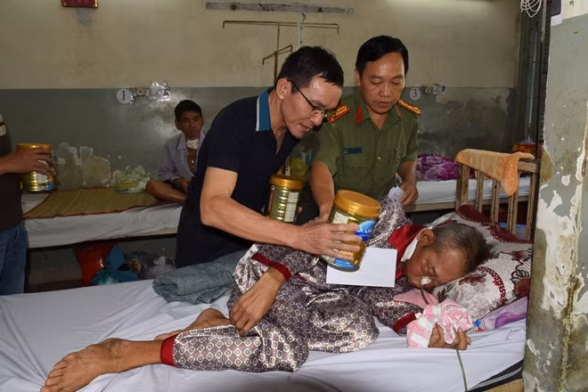 Những hình ảnh xúc động ghinhận tại buổi trap quà Tết cho bệnh nhânhai bệnh viện.