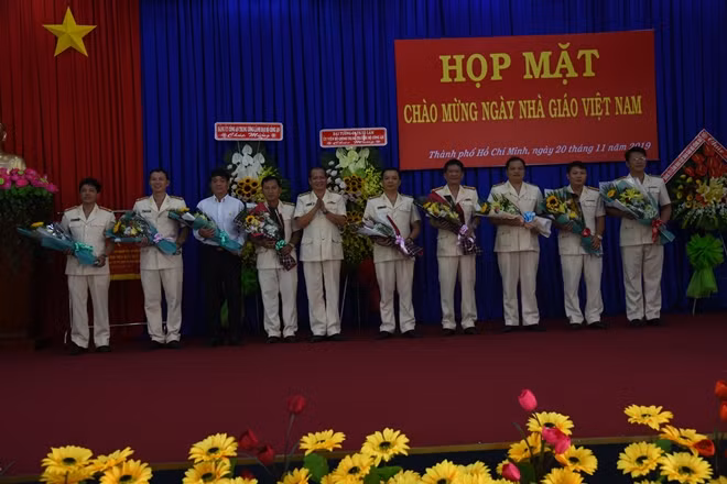 Đồng chí Trần Thành Hưng lên trao tặng hoa cho các nhà giáo đạt danh hiệu Nhà giáo ưu tú, Nhà giáo Nhân dân của trường ĐH CSND.