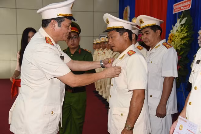 Nhân dịp này có 16 cá nhân thuộc trường ĐHCS ND được trao tặng Kỷ niệm chương "Vì sự nghiệp giáo dục".