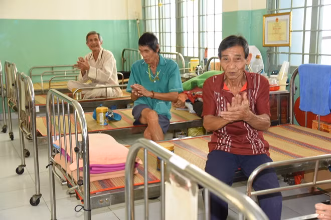 Các cụ già neo đơn tàn tật đang được chăm sóc Trung tâm nuôi dưỡng bảo trợ người bại liệt Thạnh Lộc -Quận 12.