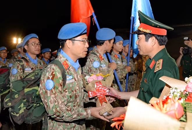 Trung tướng Nguyễn Tân Cương trực tiếp ra bắt tay từng chiến sỹ thân yêu sau thời gian dài làm việc tại Phái bộ GGHB Liên hợp quốc.