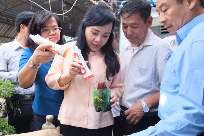 Bộ trưởng Bộ Y tế kiểm tra phát hiện lăng quăng nằm trong các vật chứa nước tại 01 hộ gia đình ở phường Tam Phước, Biên Hòa, Đồng Nai