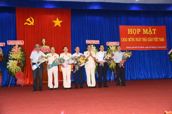 Đồng chí Trần Thành Hưng lên trao tặng hoa cho các Nhà giáo là Lãnh đạo nhà trường qua các thời kỳ.