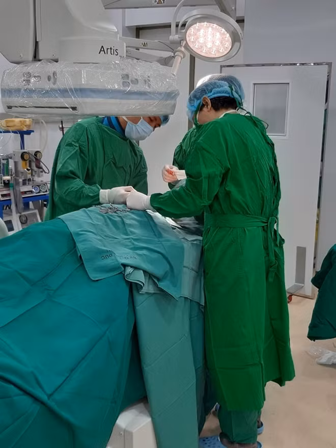 Ê kíp hai bệnh viện tiến hành đặt máy tạo nhịp tim cho bệnh nhân.
