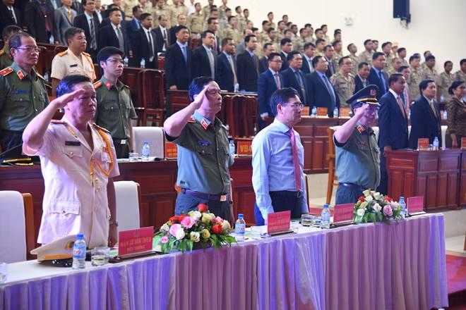 Các đại biểu trong nghi thức chào cờ
