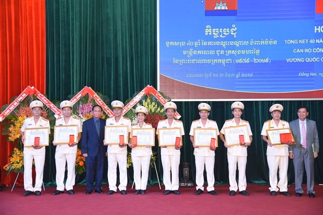 Ngài Chăn Yên, Quốc vụ khanh Bộ Nội vụ Campuchia lên trao tặng Huân chương hữu nghị của Vương quốc Campuchia cho các cá nhân và tập thể trường CAND có thành tích trong công tác hợp tác đào tạo.