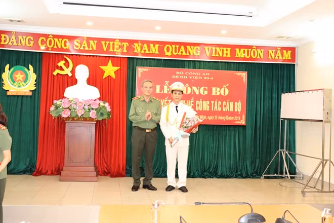 Thiếu tướng Nguyễn Khắc Thuỷ, Cục trưởng Cục Y tế Bộ công an lên tặng hoa chúc mừng Thượng tá Hồ Văn Dũng